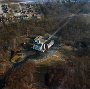 842214 Luchtfoto van kasteel Renswoude met het omliggende landschapspark (Dorpsstraat 3) te Renswoude, vanuit het zuidwesten.